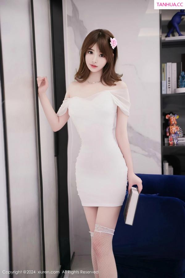  [XiuRen]高清写真图 2024.04.17 No.8407 梦灵儿Mini 丝袜美腿第11张图片
